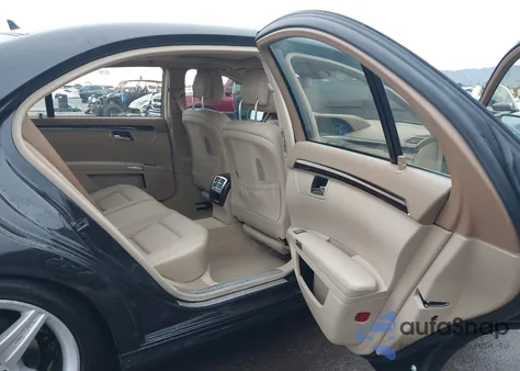 2010 Mercedes-Benz S 550 z USA, uszkodzony, nr VIN WDDNG7BB5AA331814